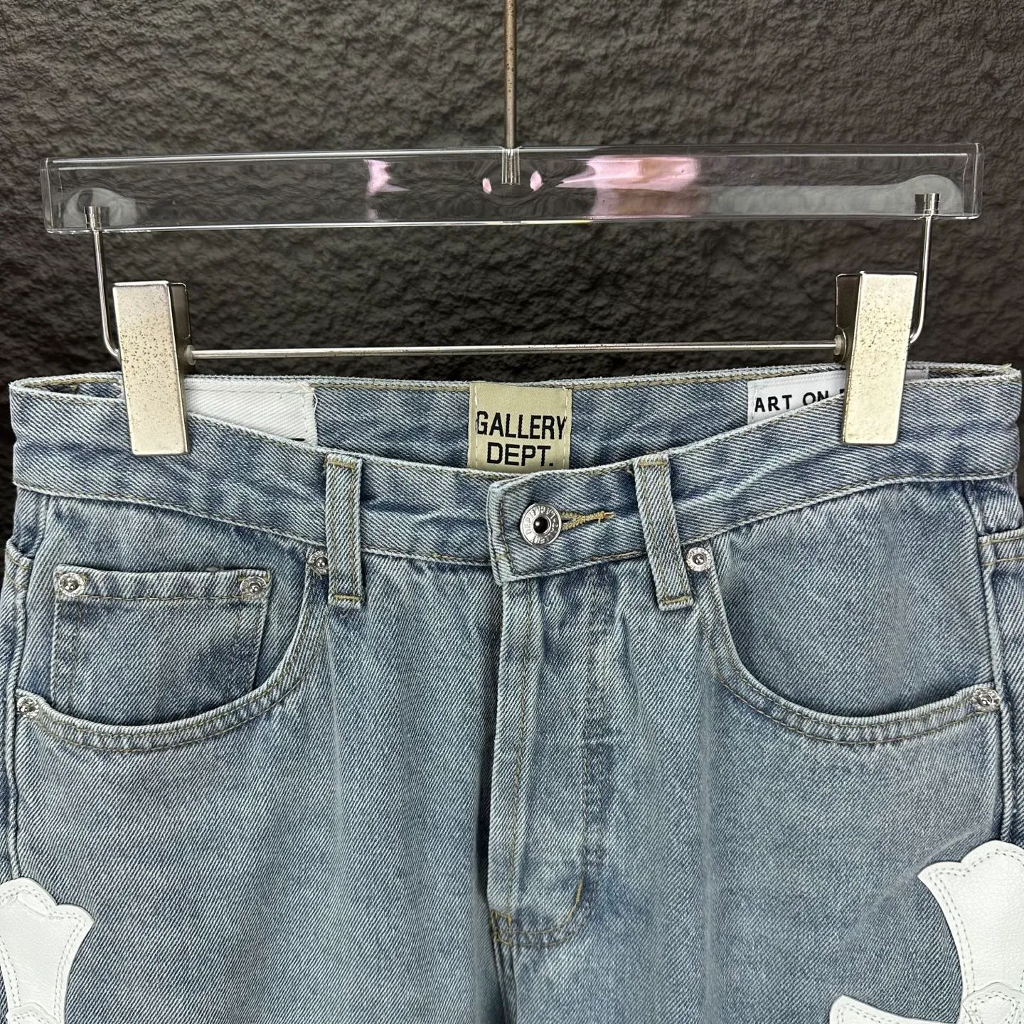 P290 GALLERY DEPT. Co-branded 2025 new multi-stitched cross patch leather couple style loose washed flared jeans 🔥High version🔥High version🔥 Top ceiling quality Styles with different washed textures are very friendly to people with thin legs and thick legs. The straight version is very flattering to the leg shape. Moderate length that never goes out of style, easy to match with casually, basic styling for various styles, a must-have in the wardrobe! The fabric is stiff but also makes the upper body soft without losing texture. The washing process is even more perfect. It is a must-have item for everyone! ! ! Washed wheat, hang tag, pants label, complete with three labels Color: light blue Size: 28, 30, 32, 34, 36 (five sizes)